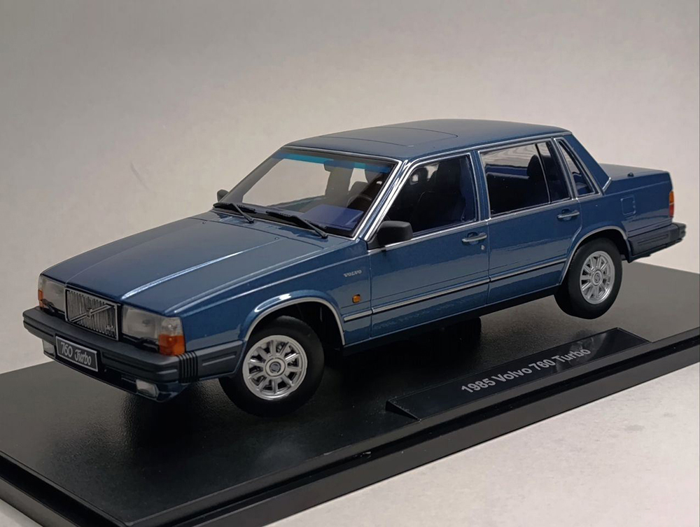 VOLVO 760 TURBO -1985 BLUE 1:18 TRIPLE9