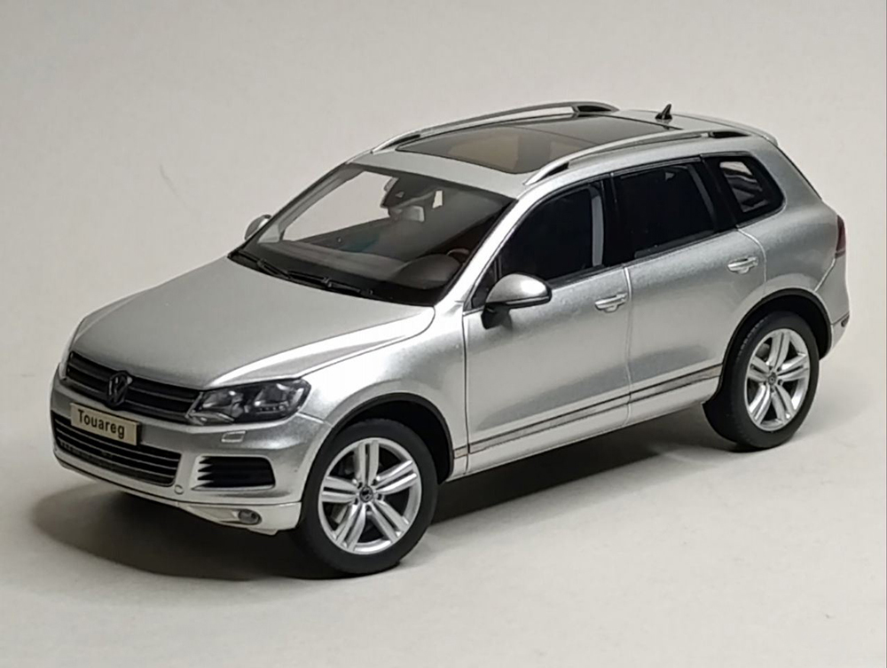 VW VOLKSWAGEN TOUAREG - 2010 SILVER 1:18 KYOSHO