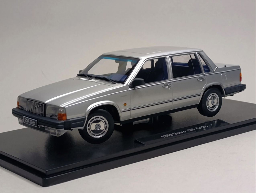 VOLVO 760 TURBO 1985 SILVER 1:18 TRIPLE9