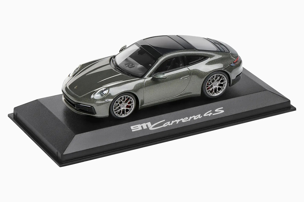 PORSCHE 992(911) CARRERA 4S ЗЕЛЕНЫЙ С ЧЕРНЫМ