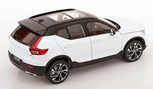 VOLVO XC40 2018 WHITE METALLIC — фото 2