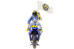 YAMAHA YZR-M1 MOVISTAR YAMAHA VALENTINO ROSSI MOTOGP CATALUNYIA 2018 W/ FIGURINE W/ FLAG — фото 3