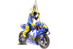 YAMAHA YZR-M1 MOVISTAR YAMAHA VALENTINO ROSSI MOTOGP CATALUNYIA 2018 W/ FIGURINE W/ FLAG — фото 4