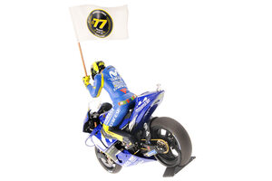 YAMAHA YZR-M1 MOVISTAR YAMAHA VALENTINO ROSSI MOTOGP CATALUNYIA 2018 W/ FIGURINE W/ FLAG — фото 5