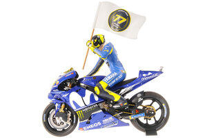 YAMAHA YZR-M1 MOVISTAR YAMAHA VALENTINO ROSSI MOTOGP CATALUNYIA 2018 W/ FIGURINE W/ FLAG — фото 6