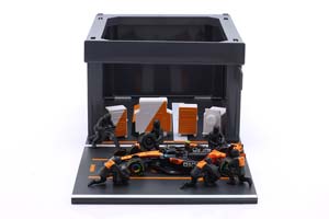 PIT STOP DIORAMA LANDO NORRIS #4 FORMULA 1 WORLD CHAMPION 2025 / ПИТ СТОП ДИОРАМА ЛАНДО НОРРИС ФОРМУЛА-1 ЧЕМПИОН МИРА