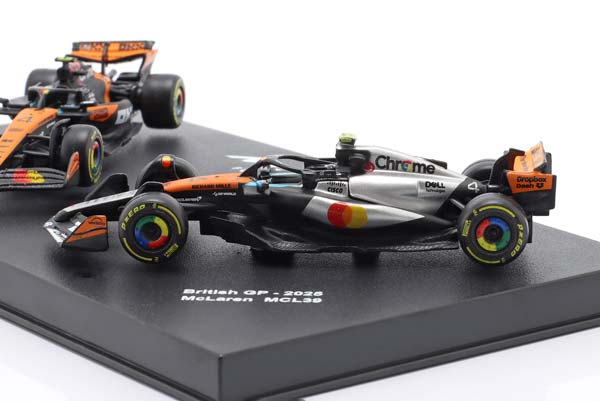 2-CAR SET MCLAREN MCL39 #4 FORMULA 1 WORLD CHAMPION 2025 LANDO NORRIS / НАБОР ИЗ 2 МОДЕЛЕЙ МАКЛАРЕН MCL39 ФОРМУЛА-1 ЧЕМПИОН МИРА ЛАНДО НОРРИС — фото 4