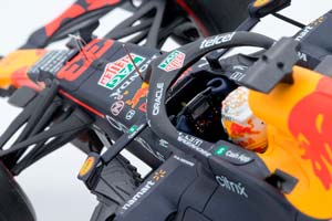 RED BULL RB16B WINNER GP ABU DHABI (WORLD CHAMPION VERSTAPPEN) 2021 ГОДА / РЕД БУЛЛ РБ16 (МАКС ФЕРСТАППЕН ЧЕМПИОН МИРА) БОКС В КОМПЛЕКТЕ — фото 4