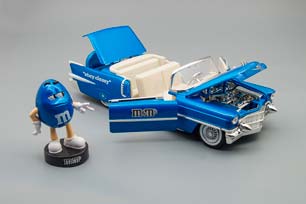 CADILLAC ELDORADO WITH M&M FIGURE (1956), BLUE — фото 3