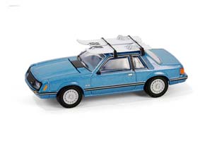FORD MUSTANG GHIA COUPE С ЛЫЖАМИ НА КРЫШЕ 1981 MEDIUM BLUE GLOW (ДЛИНА МОДЕЛИ 6-10 СМ)