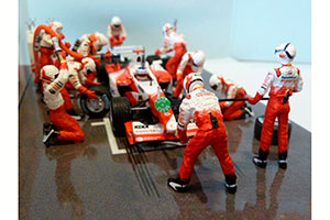 TOYOTA TF103 PIT STOP DIORAMA O.PANIS — фото 3