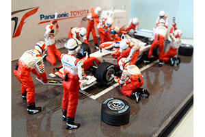 TOYOTA TF103 PIT STOP DIORAMA O.PANIS — фото 4