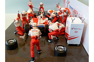 TOYOTA TF103 PIT STOP DIORAMA O.PANIS — фото 5