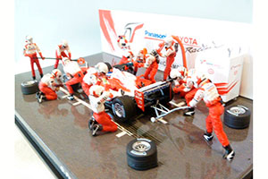 TOYOTA TF103 PIT STOP DIORAMA O.PANIS — фото 2