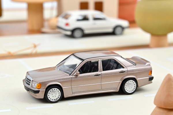 MERCEDES-BENZ 190E 2.3-16V (W201) 1984 BEIGE METALLIC / МЕРСЕДЕС-БЕНЦ 190E 2 3-16V W201 БЕЖЕВЫЙ МЕТАЛЛИК — фото 2