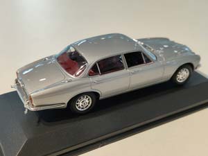 JAGUAR XJ12 SERIES II 1975 СЕРЕБРИСТЫЙ (БОКС МОЖЕТ ИМЕТЬ ПОТЕРТОСТИ ИЛИ ТРЕЩИНЫ) — фото 2