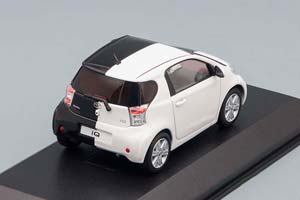 TOYOTA IQ - 2009 - WHITE/BLACK - GENEVA CAR SHOW 2009 — фото 2
