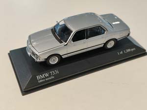 BMW 733I 1977 СЕРЕБРИСТЫЙ (БОКС МОЖЕТ ИМЕТЬ ПОТЕРТОСТИ ИЛИ ТРЕЩИНЫ)