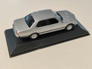BMW 733I 1977 СЕРЕБРИСТЫЙ (БОКС МОЖЕТ ИМЕТЬ ПОТЕРТОСТИ ИЛИ ТРЕЩИНЫ) — фото 2
