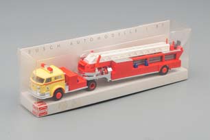 AMERICAN LAFRANCE 900 TILLER LADDER "FIRE DEPARTMENT NIAGARA FALLS" (ДЛИНА МОДЕЛИ 3-5 СМ) — фото 3