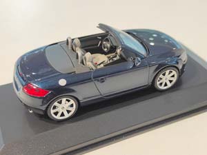 AUDI TT ROADSTER 2006 СИНИЙ (БОКС МОЖЕТ ИМЕТЬ ПОТЕРТОСТИ ИЛИ ТРЕЩИНЫ) — фото 2