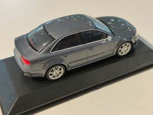 AUDI RS4 2005 СЕРЫЙ МЕТАЛЛИК (БОКС МОЖЕТ ИМЕТЬ ПОТЕРТОСТИ ИЛИ ТРЕЩИНЫ) — фото 2