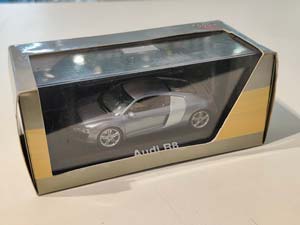 AUDI R8 2006 СЕРЫЙ МЕТАЛЛИК (БОКС МОЖЕТ ИМЕТЬ ПОТЕРТОСТИ ИЛИ ТРЕЩИНЫ) — фото 3