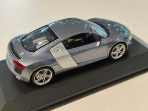 AUDI R8 2006 СЕРЫЙ МЕТАЛЛИК (БОКС МОЖЕТ ИМЕТЬ ПОТЕРТОСТИ ИЛИ ТРЕЩИНЫ) — фото 2