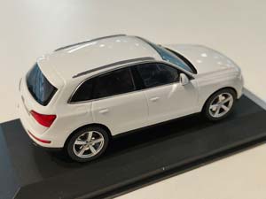 AUDI Q5 2008 БЕЛЫЙ (БОКС МОЖЕТ ИМЕТЬ ПОТЕРТОСТИ ИЛИ ТРЕЩИНЫ) — фото 2