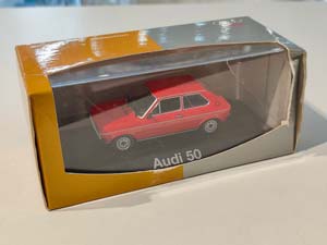 AUDI 50 1974 КРАСНЫЙ (БОКС МОЖЕТ ИМЕТЬ ПОТЕРТОСТИ ИЛИ ТРЕЩИНЫ) — фото 3
