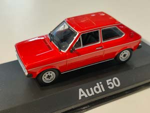 AUDI 50 1974 КРАСНЫЙ (БОКС МОЖЕТ ИМЕТЬ ПОТЕРТОСТИ ИЛИ ТРЕЩИНЫ)