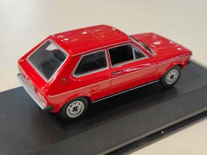 AUDI 50 1974 КРАСНЫЙ (БОКС МОЖЕТ ИМЕТЬ ПОТЕРТОСТИ ИЛИ ТРЕЩИНЫ) — фото 2