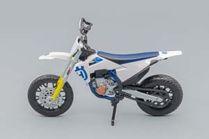 HUSQVARNA FS 450 SUPERMOTO 2015, WHITE BLUE — фото 3