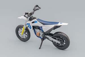 HUSQVARNA FS 450 SUPERMOTO 2015, WHITE BLUE — фото 5