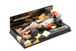 VODAFONE MCLAREN MERCEDES MP4/24 HEIKKI KOVALAINEN 2009, СЕРЕБРИСТЫЙ С КРАСНЫМ
