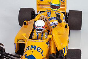 LOTUS HONDA 99T AYRTON SENNA RIDING ON SATORU NAKAJIMAS CAR ITALIAN GP 1987 (WITH FIGURINE) — фото 4