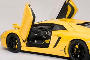 LAMBORGHINI AVENTADOR LP700-4 2011 YELLOW METALLIC — фото 3