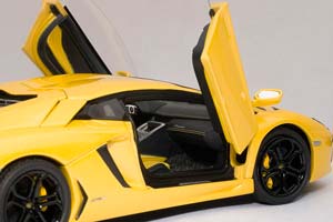 LAMBORGHINI AVENTADOR LP700-4 2011 YELLOW METALLIC — фото 4