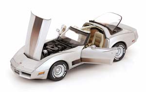 CHEVROLET CORVETTE 1982 SILVER BLACK — фото 4