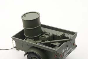 WILLYS JEEP 1943 С ПРИЦЕПОМ (АКСЕССУАРЫ В КОМЛЕКТЕ: ПУЛЕМЕТ, ЯЩИК ЗИП, БОЧКА, РАДИОСТАНЦИЯ) ХАКИ — фото 6