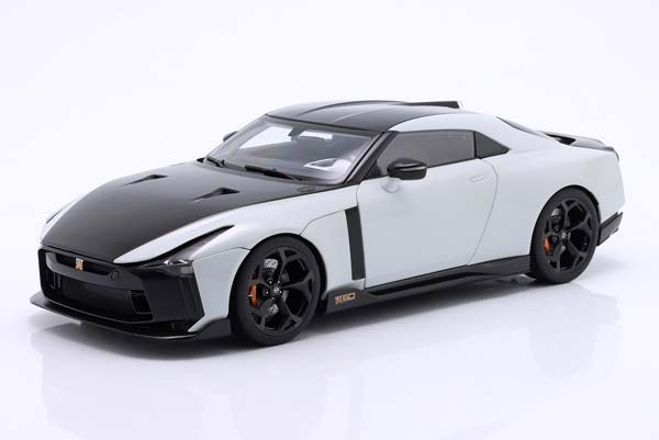 NISSAN GT-R50 ITALDESIGN WHITE METALLIC BLACK
