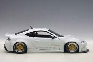 TOYOTA 86 ROCKET BUNNY 2012 METALLIC WHITE/GOLD WHEELS — фото 7