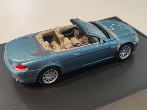 BMW E64 6-SERIES CONVERTIBLE 2004 BMW / БМВ 6-Я СЕРИЯ ГОЛУБОЙ МЕТАЛЛИК (БОКС МОЖЕТ ИМЕТЬ ПОТЕРТОСТИ ИЛИ ТРЕЩИНЫ) — фото 2