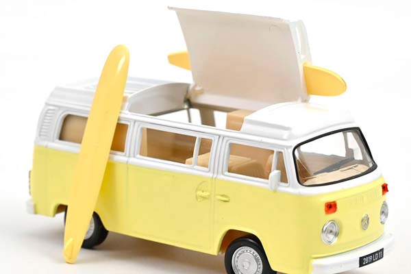 VOLKSWAGEN T2 COMBI CAMPER VAN С ДОСКАМИ ДЛЯ СЕРФИНГА 1973 PASTEL YELLOW / ФОЛЬКСВАГЕН T2 — фото 2
