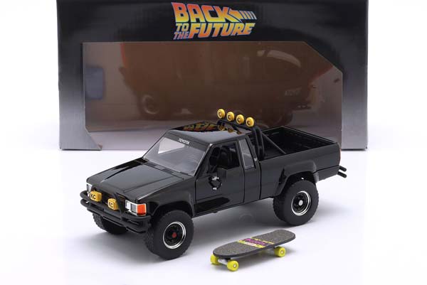 TOYOTA SR5 PICK-UP TRUCK 1985 BACK TO THE FUTURE WITH MARTY'S SKATEBOARD JADA TOYS / ТОЙОТА SR5 ПИК-УП ГРУЗОВИК БАК ФУТУРЕ МАРТЙ СКАТЕБОАРД ДЖАДА ТОЙС ЧЕРНЫЙ — фото 3