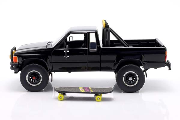TOYOTA SR5 PICK-UP TRUCK 1985 BACK TO THE FUTURE WITH MARTY'S SKATEBOARD JADA TOYS / ТОЙОТА SR5 ПИК-УП ГРУЗОВИК БАК ФУТУРЕ МАРТЙ СКАТЕБОАРД ДЖАДА ТОЙС ЧЕРНЫЙ — фото 4