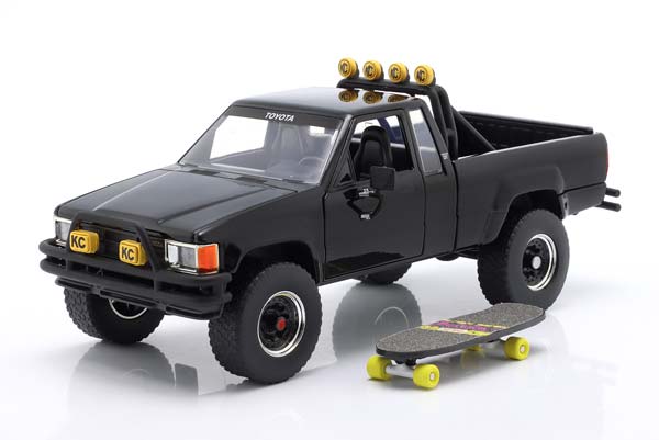 TOYOTA SR5 PICK-UP TRUCK 1985 BACK TO THE FUTURE WITH MARTY'S SKATEBOARD JADA TOYS / ТОЙОТА SR5 ПИК-УП ГРУЗОВИК БАК ФУТУРЕ МАРТЙ СКАТЕБОАРД ДЖАДА ТОЙС ЧЕРНЫЙ — фото 1