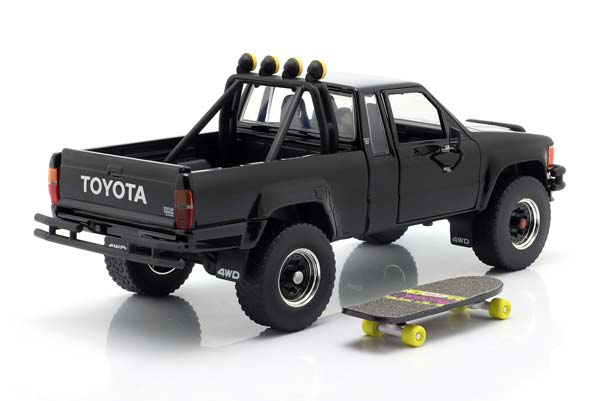 TOYOTA SR5 PICK-UP TRUCK 1985 BACK TO THE FUTURE WITH MARTY'S SKATEBOARD JADA TOYS / ТОЙОТА SR5 ПИК-УП ГРУЗОВИК БАК ФУТУРЕ МАРТЙ СКАТЕБОАРД ДЖАДА ТОЙС ЧЕРНЫЙ — фото 2