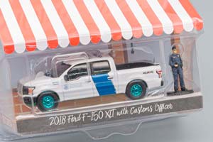FORD F-150 XLT "U.S. CUSTOMS AND BORDER PROTECTION" ТАМОЖЕННАЯ И ПОГРАНИЧНАЯ СЛУЖБА США С ФИГУРКОЙ ТАМОЖЕННОГО ИНСПЕКТОРА 2018 GREENLIGHT!!! (ДЛИНА МОДЕЛИ 6-10 СМ) — фото 2