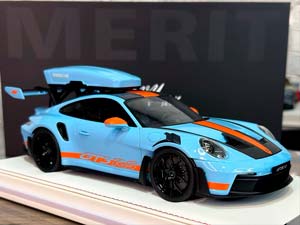 PORSCHE 911 (992) GT3 RS LUGGAGE GULF BLUE/ORANGE LIVERY WITH BLACK WHEELS / ПОРШЕ 911 992 GT3 RS LUGGAGE GULF BLUE/ОРАНЖЕВАЯ ЛИВРЕЯ С ЧЕРНЫМИ КОЛЕСАМИ (ЛИМИТ 07/20) — фото 3